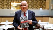 Historiker Stefan Karner mit seiner Uiberreither-Biografie bei Leykam