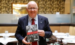 Historiker Stefan Karner mit seiner Uiberreither-Biografie bei Leykam