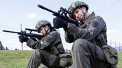 Rekrut Helena Choutka und Rekrut Saskia Zöhrer lernen in Gratkorn den Umgang mit der Waffe