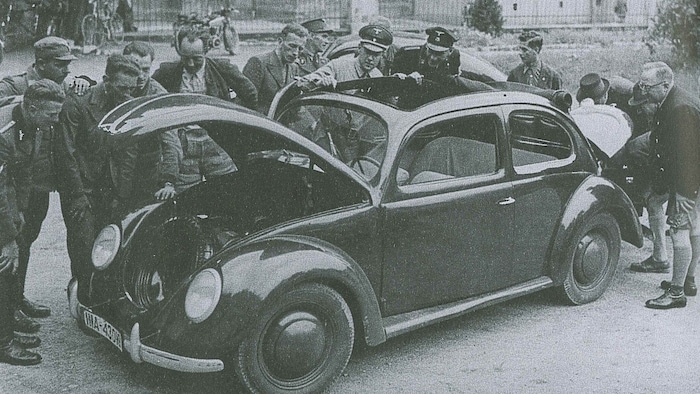 Bewunderung für den neu konstruierten VW-Käfer in der Grazer Burg