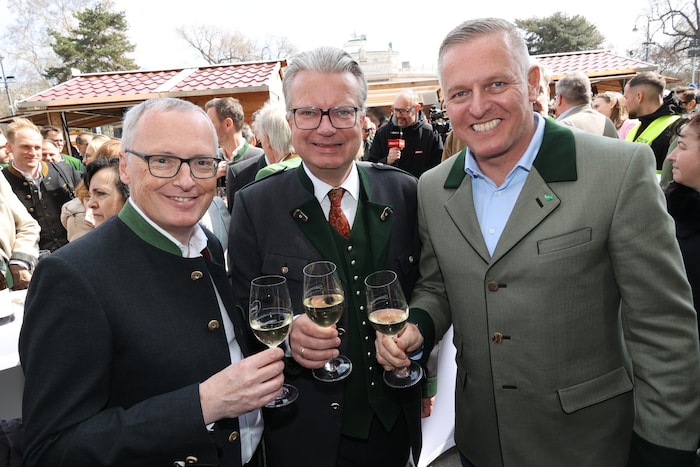 Prost: Klaus Herrmann mit Christopher Drexler und Mario Kunasek (v. li.)