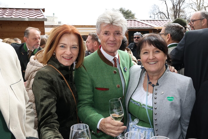 Weiß-Grün ist Trumpf: Simone Schmiedtbauer, Charly Temmel und Manuela Khom (v. li.)