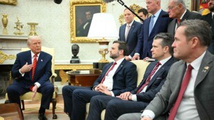 Ein sicherheitstechnisches Desaster für die USA: Donald Trump (li.) versucht die Lage herunterzuspielen. Vizepräsident JD Vance (2.v.li.), Verteidigungsminister Pete Hegseth (2.v.re.) und Sicherheitsberater Michael Waltz (re.) waren in dem Chat. (Bild: AFP/MANDEL NGAN)