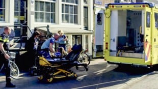 Rettungskräfte in Amsterdam: Bei einem Messerangriff wurden mehrere Menschen verletzt.  (Bild: AFP/-)