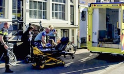 Rettungskräfte in Amsterdam: Bei einem Messerangriff wurden mehrere Menschen verletzt.