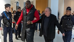 Depardieu wirkte beim Verlassen des Gerichtssaals am Donnerstag sichtlich aggressiv. (Bild: EPA/CHRISTOPHE PETIT TESSON)