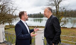Salzburg-AG-Chef Michael Baminger (li.) im Gespräch mit dem inhaltlichen Leiter des Forums, ...