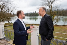 Salzburg-AG-Chef Michael Baminger (li.) im Gespräch mit dem inhaltlichen Leiter des Forums, Meinhard Lukas von der Uni Linz (re.). (Bild: Markus Tschepp)