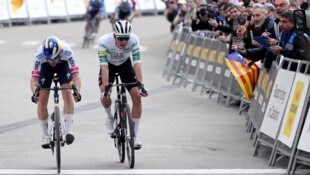 Primoz Roglic (Links) holt sich den Tagessieg vor Juan Ayuso.