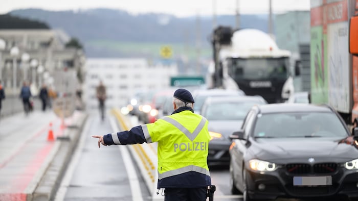 Weil die Ampelanlage eingestellt wurde, übernahm die Polizei die Regelung des Verkehrs.