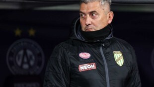 Auf der Trainerbank darf Lustenau-Coach Markus Mader heute nicht Platz nehmen. (Bild: GEPA)