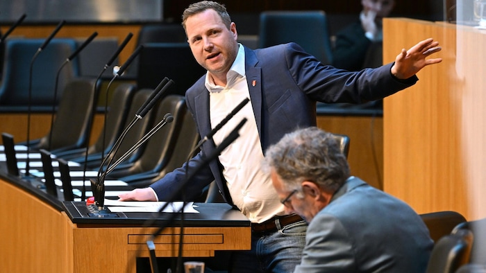 FPÖ-Generalsekretär Michael Schnedlitz tadelt den roten Finanzminister Markus Marterbauer