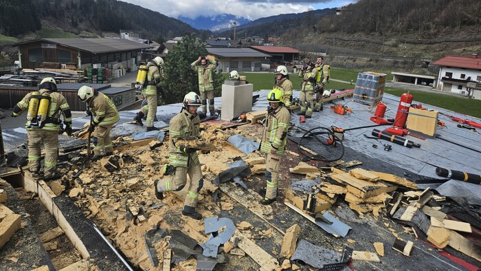 Die Feuerwehrmänner mussten die Dachpappe samt Isolierung entfernen.
