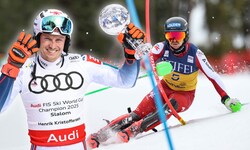 Henrik Kristoffersen (l.) feiert seine vierte Slalom-Kugel, Fabio Gstrein seinen Podestplatz.