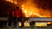 Einsatzkräfte vor der Feuerwalze