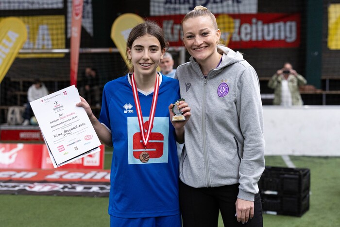 Austria Wiens Bundesliga-Ass Verena Volkmer ehrte Helena Bruckner-Kedl (NLS Ludwig von Höhnel), ...