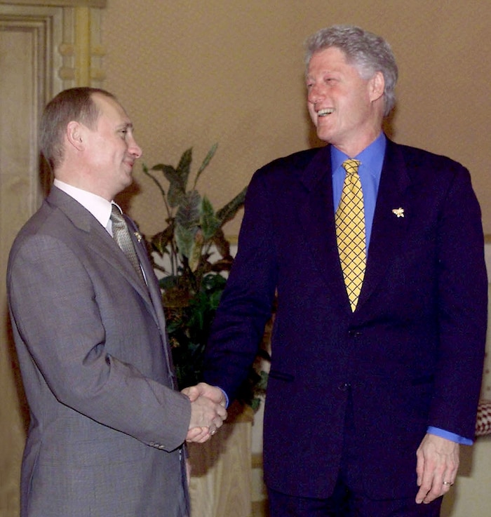 Putin hat laut eigenen Angaben dem damaligen US-Präsidenten Bill Clinton Anfang des Jahrtausends ...