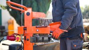 Bei Arbeiten mit einem Holzspalter kam es zum schrecklichen Unfall.