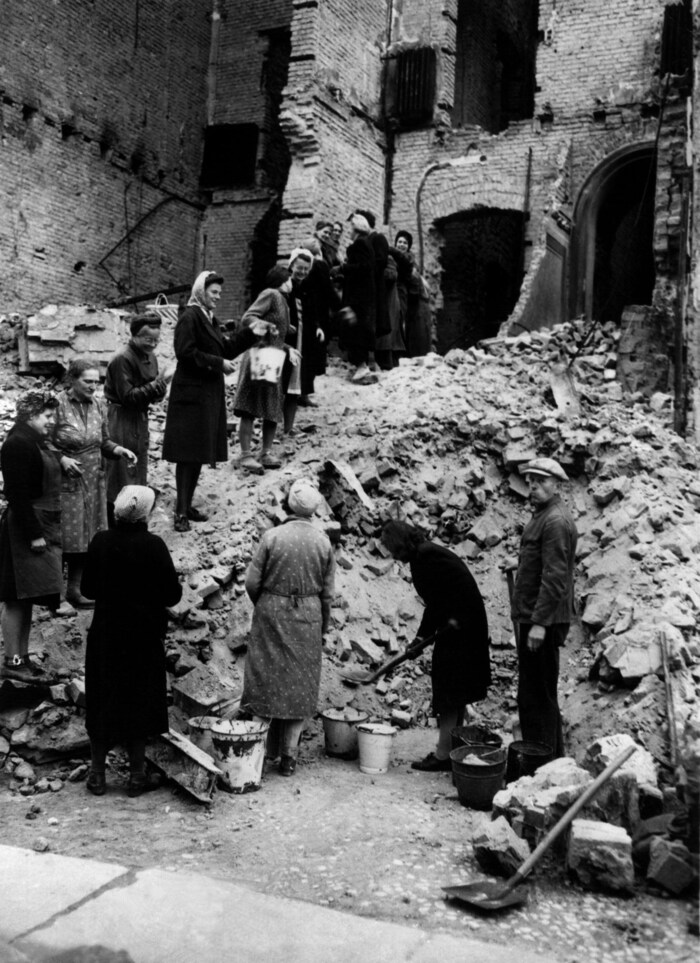 Trümmerfrauen bilden eine Kette, um Schutt aus einem zerstörten Haus zu beseitigen (Archivfoto ...