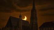 Im Video erfahren Sie, um welche Uhrzeit die Sonnenfinsternis zu sehen sein wird.