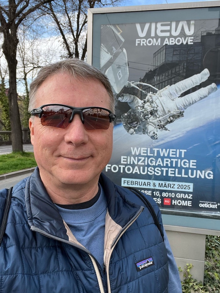 Terry Virts freut sich über die Ausstellung in Graz