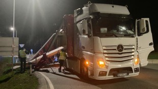 Das über acht Tonnen schwere Betonelement kippte vom Laster.