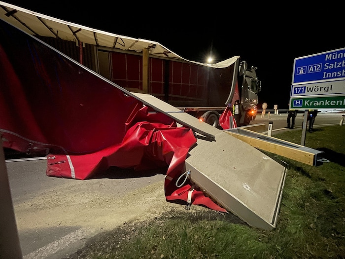 Das Betonteil musste mit einem Kran geborgen werden