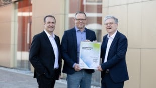 Urkundenübergabe (v. l.): Christoph Ludwig (SFG), Wolfgang Trois und Werner Färber (beide EcoCan) (Bild: SFG/Oliver Wolf)