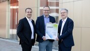 Urkundenübergabe (v. l.): Christoph Ludwig (SFG), Wolfgang Trois und Werner Färber (beide ...