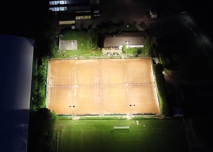 Tennisplätze wie der des TSC Harland werden dank EcoCan energieeffizient beleuchtet.