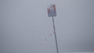 Die Skifahrerin war bei dichtem Nebel über den Pistenrand hinausgeraten (Symbolbild).