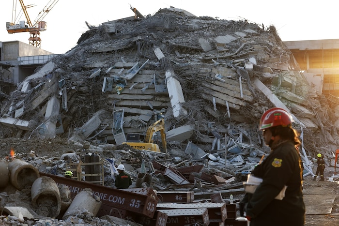 In Bangkok stürzte auch ein Hochhaus auf einer Baustelle ein. Dutzende Menschen werden vermisst.