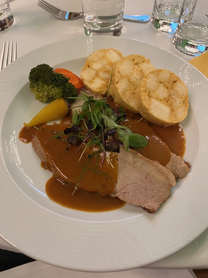 Hauptspeise: Zarter Kalbstafelspitz mit Serviettenknödel