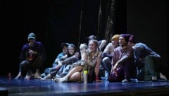 Carina Tybjerg Madsen in einer Gruppe Breakdancer, die ebenfalls in der Oper auftreten