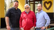 Manfred Mießbichler (Mi.) ist heilfroh, dass sein Freund Hans M. gerettet werden konnte. Kellner ...