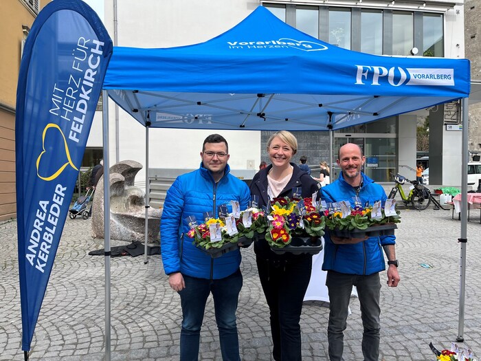 Andrea Kerbleder und die Freheitlichen verteilten Primeln.