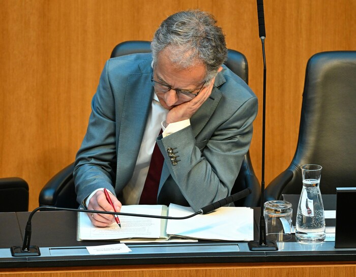 Zahlenfuchs Markus Marterbauer hat zurzeit alle Hände voll zu tun. Er muss den Sparstift ansetzen – auch bei allen Ministerien.