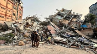 In Mandalay in Myanmar zerstörte das Erdbeben Gebäude und Straßen. (Bild: AFP/STR)