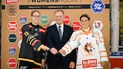 Landeshauptmann Thomas Stelzer mit den beiden Kapitäninnen.