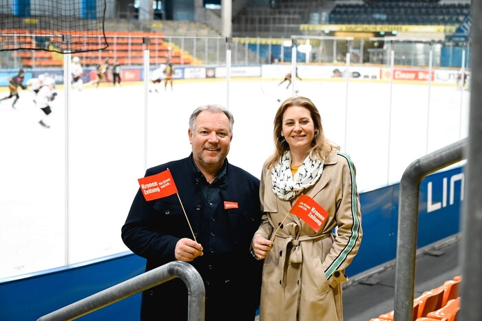 OÖ-„Krone“-Chefredakteurin Alexandra Halouska mit Liga-Boss Christian Feichtinger.
