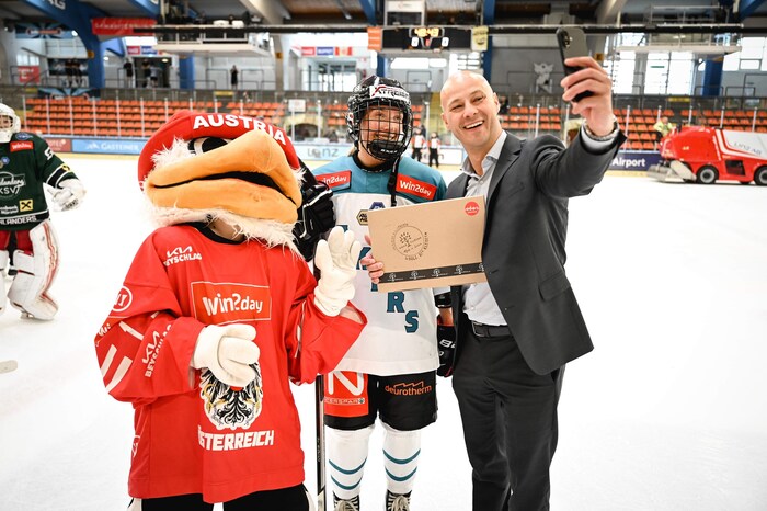 Vizebürgermeister Martin Hajart machte stolz Selfies.