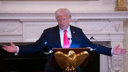 Trumps Rundumschlag mit Zöllen lässt Salzburgs Wirtschaftsbosse kämpferisch werden.  (Bild: EPA/Chris Kleponis / POOL)