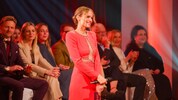 Mirjam Weichselbraun sorgt Woche für Woche mit ihren Kleidern für Aufsehen. 