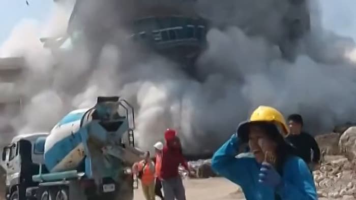 Ausschnitt aus einem Video, das den Einsturz des in Bau befindlichen Hochhauses in Bangkok ...