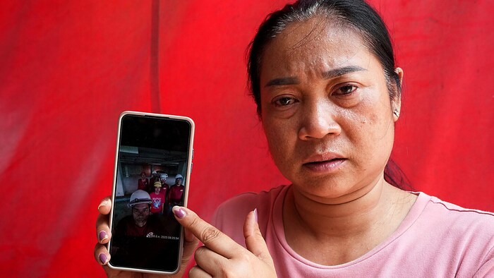Diese Frau trauert um ihren Ehemann, der in dem in Bangkok eingestürzten Hochhaus als ...