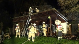 Die Feuerwehrleute bei ihrem Einsatz in Dornbirn. 