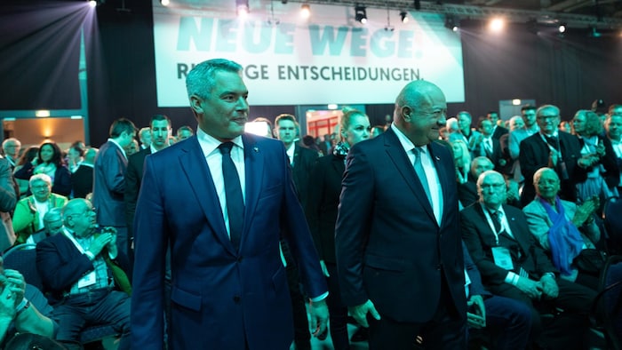 Seite an Seite zogen Nehammer und Stocker in die Arena ein.