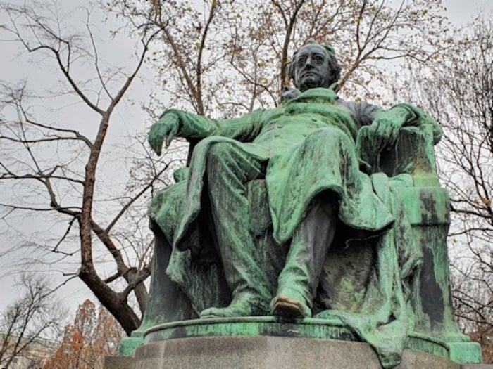 Das Denkmal von Johann Wolfgang von Goethe, der seine Farbenlehre besonders schätzte.