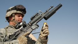 In Schwanenstadt wird 40-Millimeter-Munition für Granatwerfer (Bild oben) produziert. LH Thomas ...