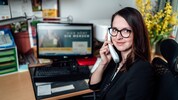 Seit 1975 sitzen rund um die Uhr Ehrenamtliche beim Telefon und hören zu.